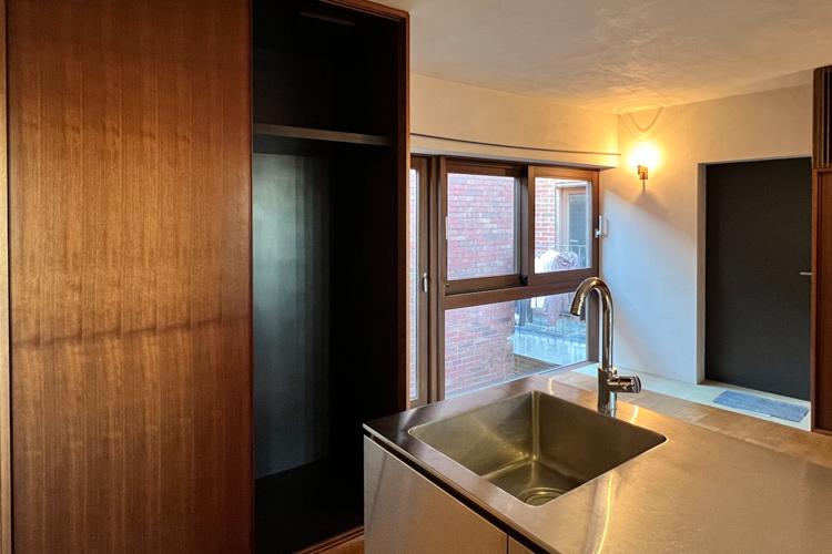 武蔵野市吉祥寺南町の賃貸物件/キッチン横のクローゼットには冷蔵庫と洗濯機置き場が隠れています