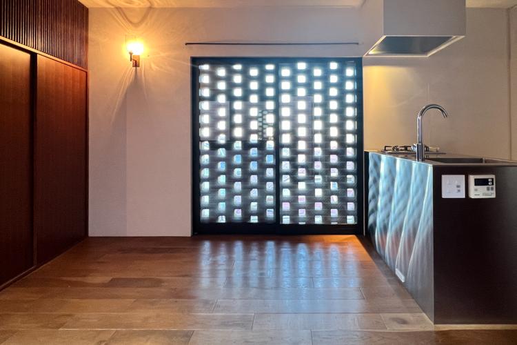 武蔵野市吉祥寺南町の賃貸物件/北向きの窓はレンガ透かし積みになっており、時間帯によっては光が水玉模様に差し込むそうです