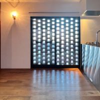 武蔵野市吉祥寺南町の賃貸物件/北向きの窓はレンガ透かし積みになっており、時間帯によっては光が水玉模様に差し込むそうです