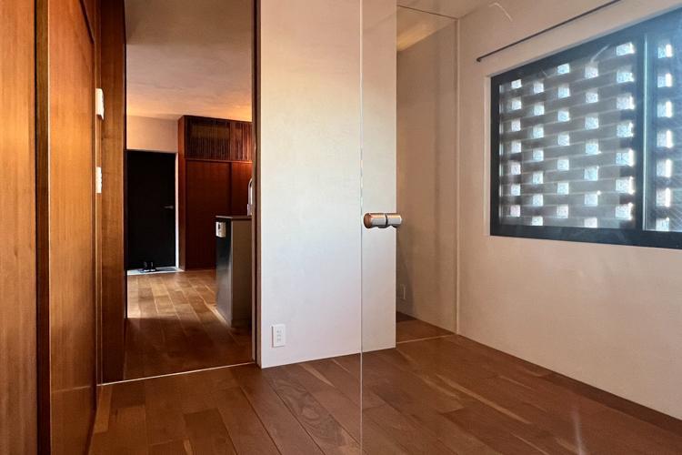 武蔵野市吉祥寺南町の賃貸物件/寝室（脱衣洗面所から寝室とその奥のリビングを見た視点）