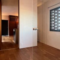 武蔵野市吉祥寺南町の賃貸物件/寝室（脱衣洗面所から寝室とその奥のリビングを見た視点）