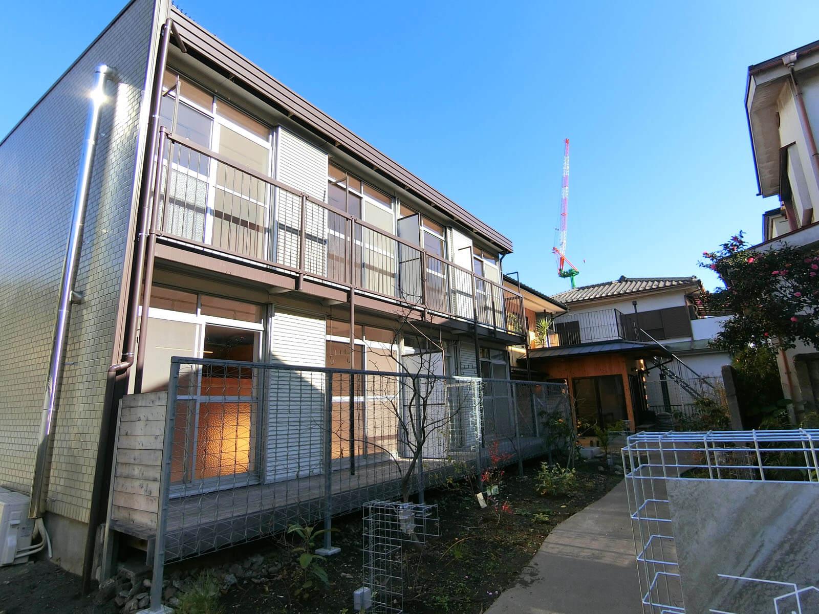 八王子市天神町の賃貸物件/アパートの前から母屋に向かって庭を通るアプローチ