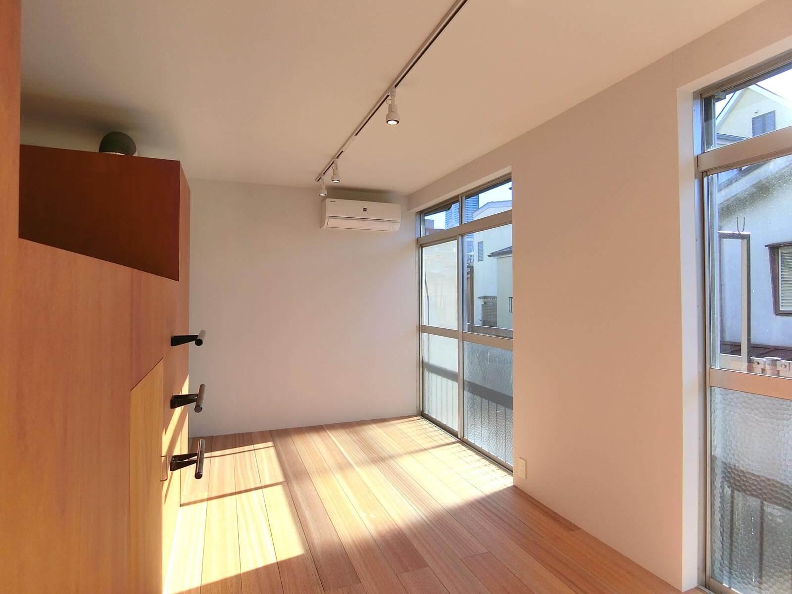 八王子市天神町の賃貸物件/202: 部屋はコの字型のワンルームになっていて（201は反転タイプ）