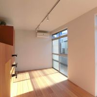 八王子市天神町の賃貸物件/202: 部屋はコの字型のワンルームになっていて（201は反転タイプ）