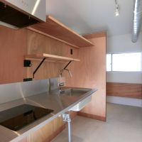 八王子市天神町の賃貸物件/202: スタイリッシュなステンレス製でコンロはIH（201は反転タイプ）