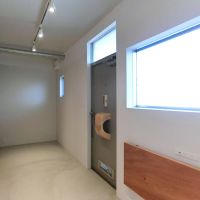 八王子市天神町の賃貸物件/202: 2階の玄関はフラットなつくり、バストイレは左側（201は反転タイプ）
