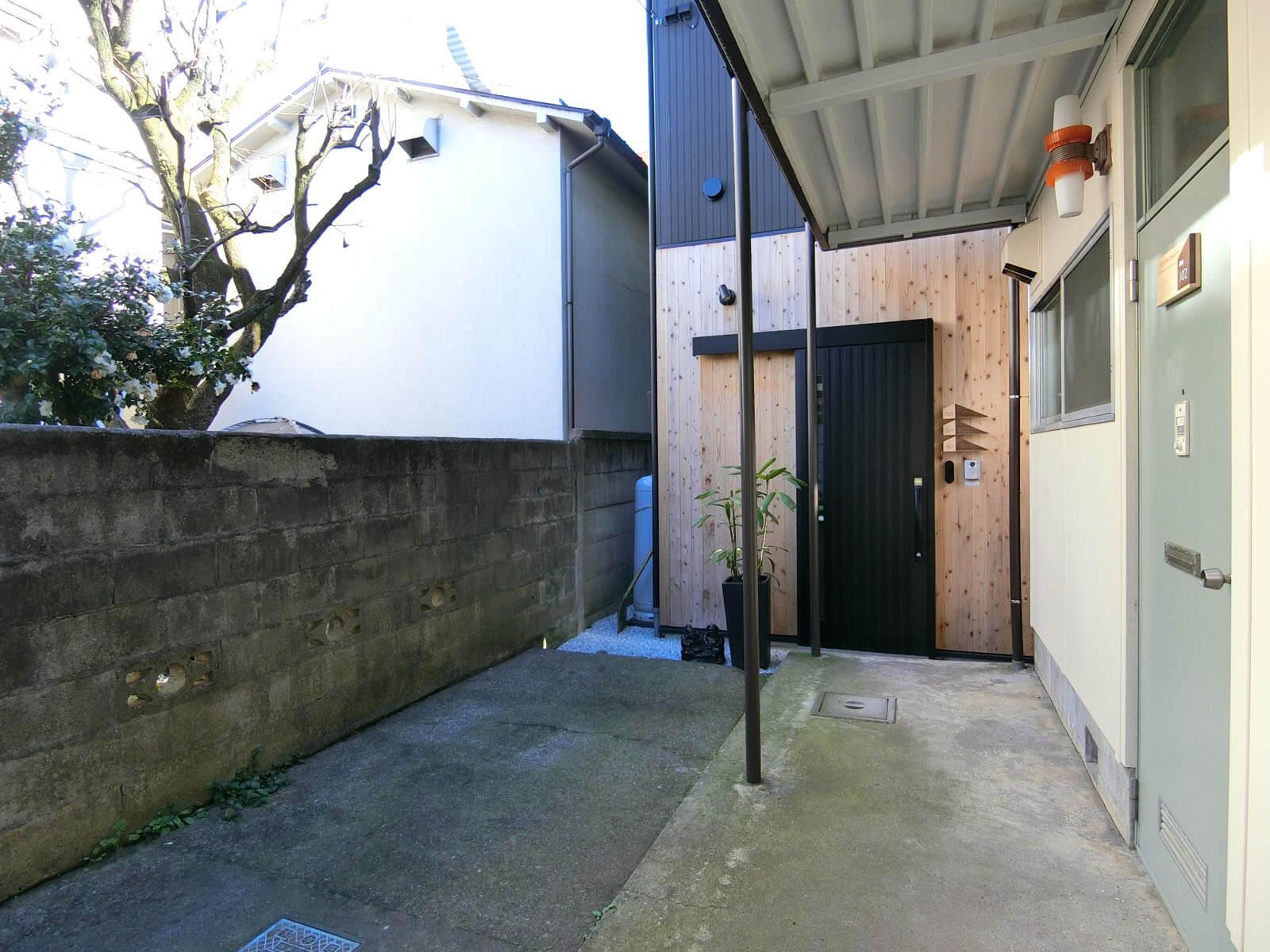 八王子市天神町の賃貸物件/アパートの住人は黒い扉から母屋に即アクセス！ 自転車は左の塀沿いに