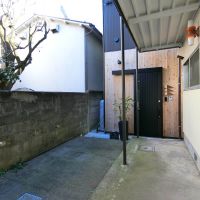 八王子市天神町の賃貸物件/アパートの住人は黒い扉から母屋に即アクセス！ 自転車は左の塀沿いに