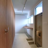 八王子市天神町の賃貸物件/101: 1階の玄関は階段状の段差があります
