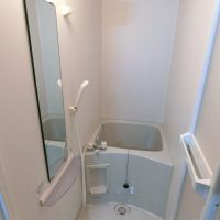 八王子市天神町の賃貸物件/101: シャワー派には関係なさそうですが、浴槽は正方形の極小サイズ、節水効果は大ですね