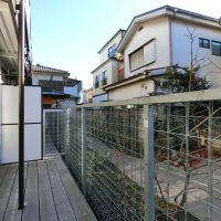 八王子市天神町の賃貸物件/101: 2階より広いバルコニーはウッドデッキに