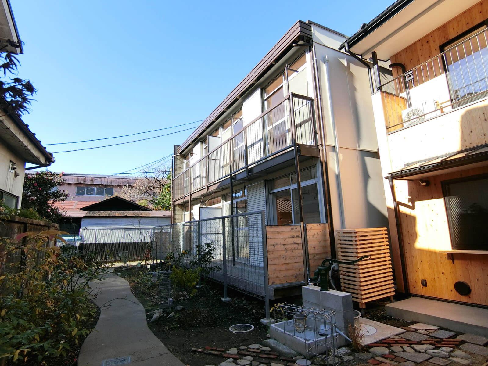 八王子市天神町の賃貸物件/雨水ポンプが備わった庭、アプローチの両側で土いじりが楽しめます