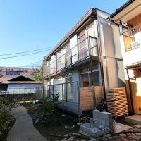八王子市天神町の賃貸物件/雨水ポンプが備わった庭、アプローチの両側で土いじりが楽しめます