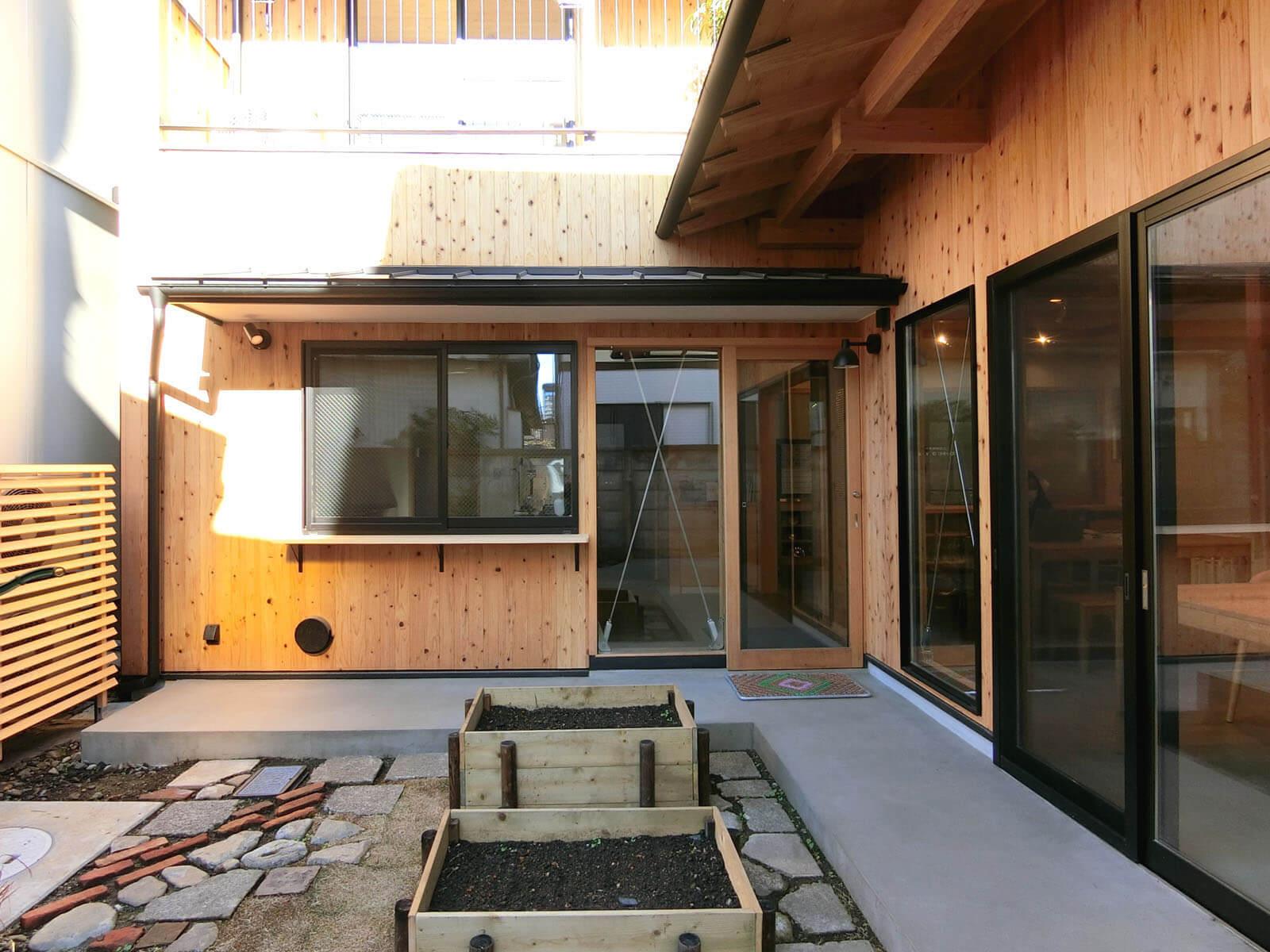 八王子市天神町の賃貸物件/共有スペースの入口左側はファクトリーキッチン、窓から販売もできますよ