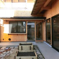 八王子市天神町の賃貸物件/共有スペースの入口左側はファクトリーキッチン、窓から販売もできますよ