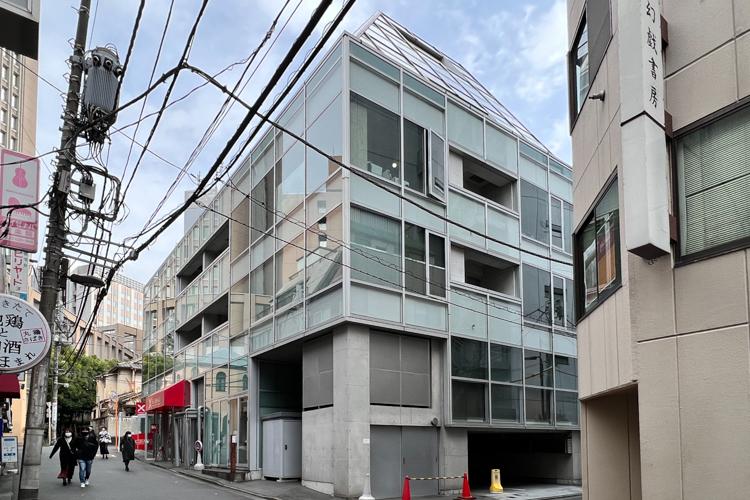 千代田区神田小川町の賃貸物件/ガラス張りの建物外観