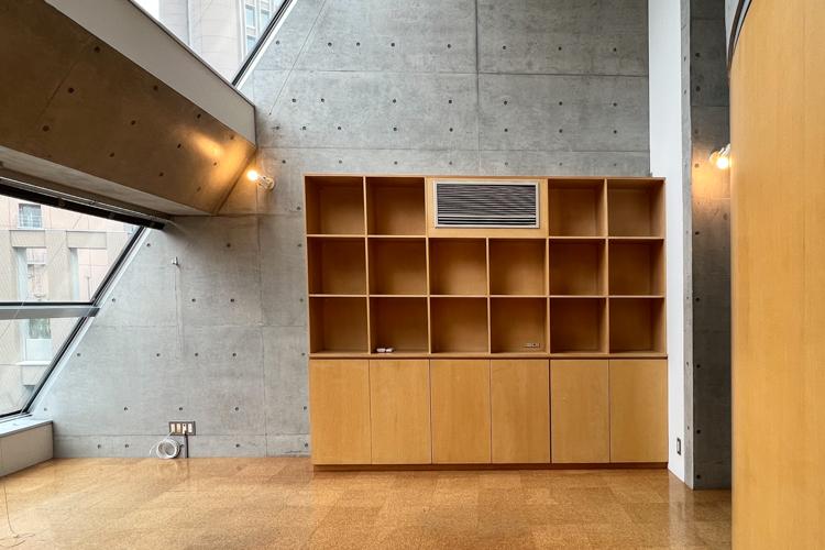 千代田区神田小川町の賃貸物件/リビングには本や書類の収納に役立ちそうな大きめの棚 ※現在は床材が黒基調のフロアタイルに変更されています