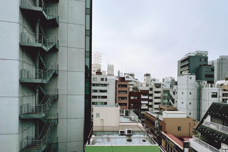 千代田区神田小川町の賃貸物件/上階西向き窓からの景色。割と抜けていて圧迫感がありません