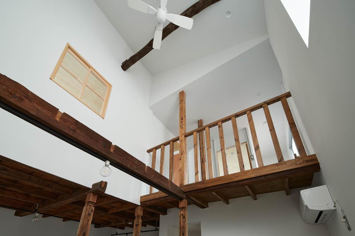 墨田区立花の賃貸物件/リビングから天井を見上げるとこのような感じ。立体的な空間を楽しめます