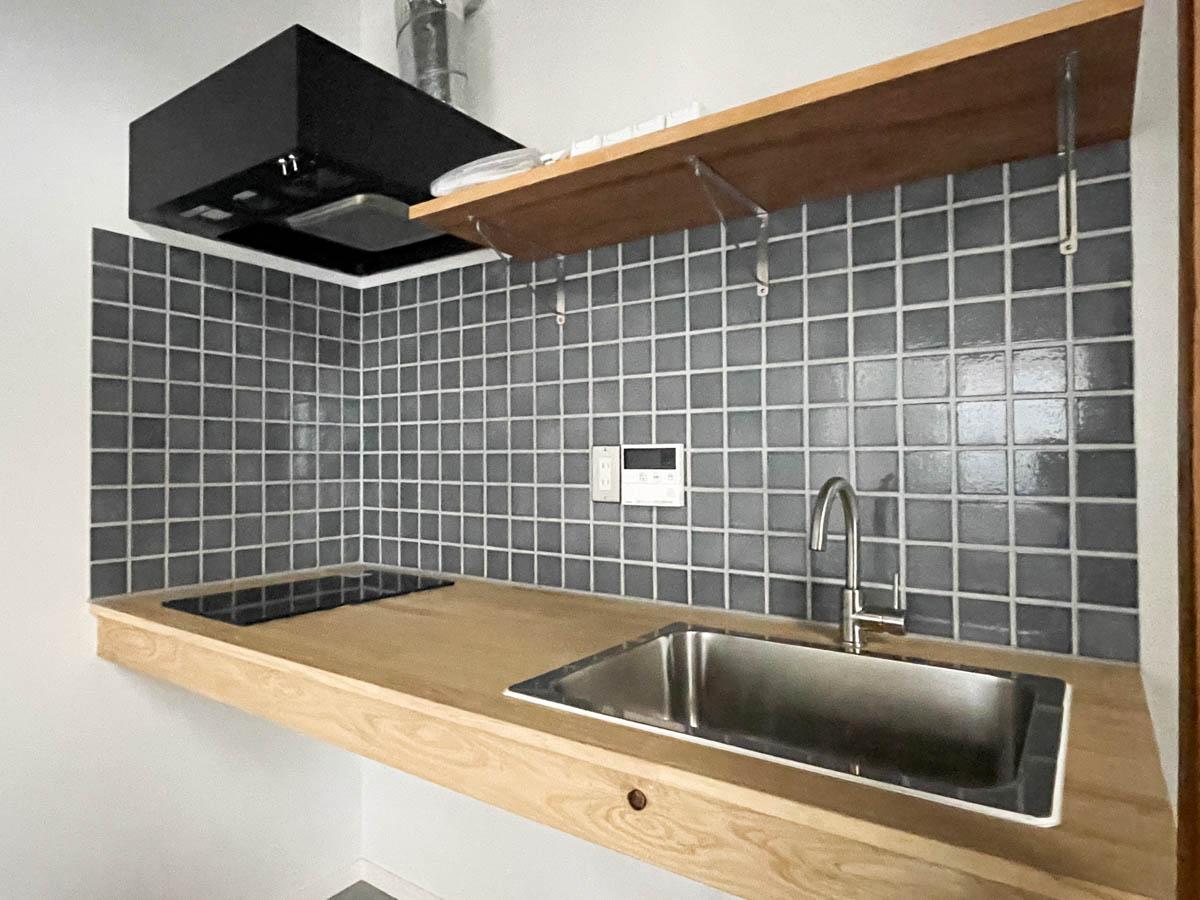 墨田区立花の賃貸物件/グレーのタイルと木の天板が素敵なキッチン