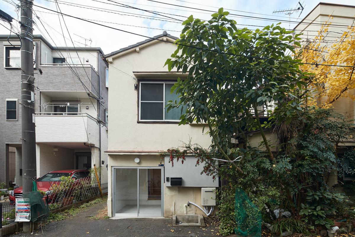 墨田区立花の賃貸物件/外観。建物横のもさっとした緑もいい味