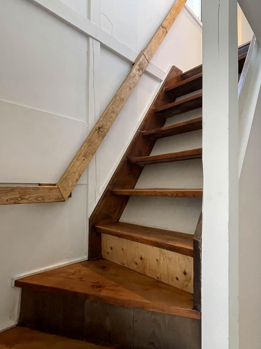 墨田区立花の賃貸物件/階段。2階部分を紹介していきます