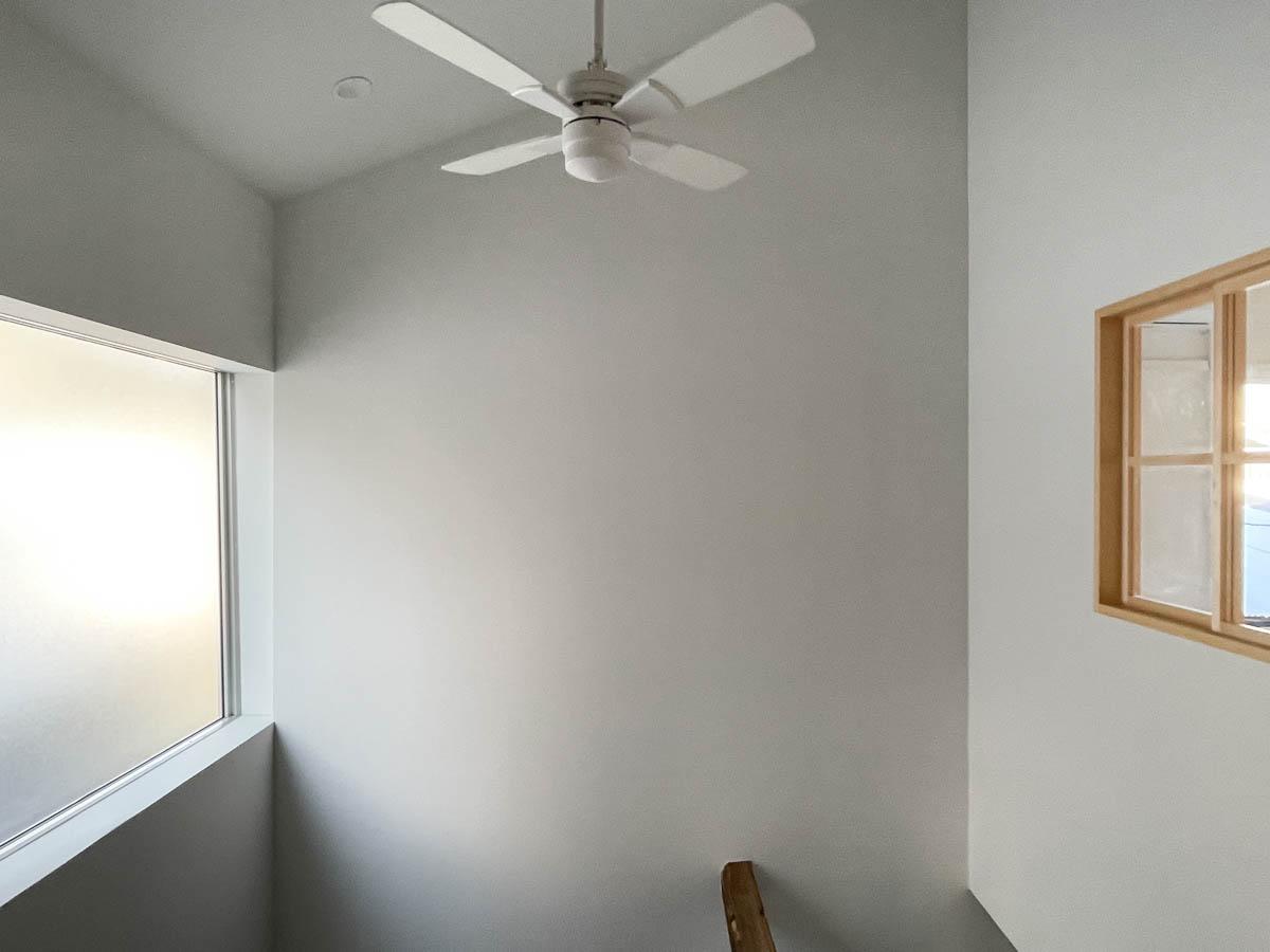 墨田区立花の賃貸物件/ホールから吹抜け部分をみて。白い壁と光のバランスが美しいです