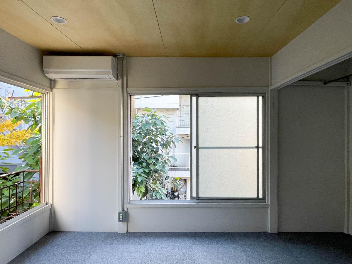 墨田区立花の賃貸物件/南東側の洋室。窓先には玄関脇にあった木の緑が