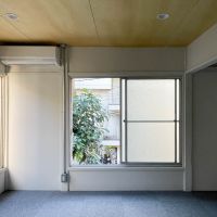 墨田区立花の賃貸物件/南東側の洋室。窓先には玄関脇にあった木の緑が