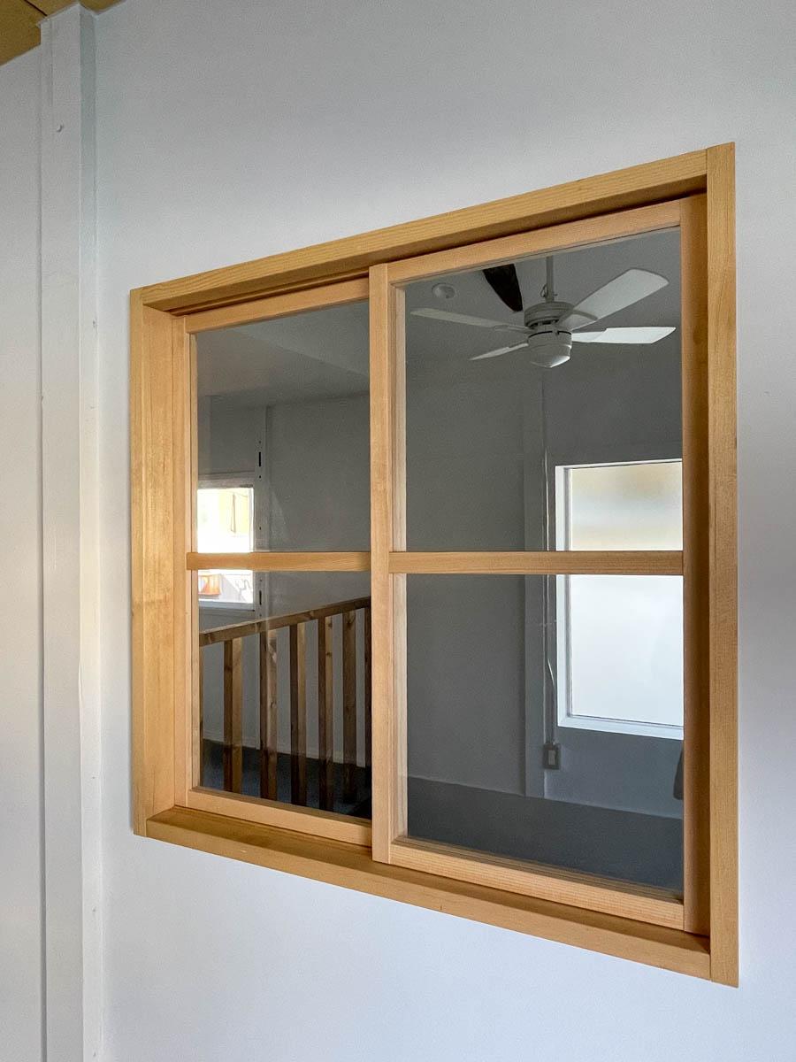 墨田区立花の賃貸物件/小窓から吹抜け部分がみえる