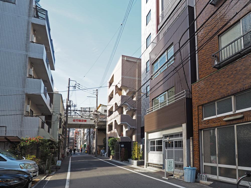 台東区台東の賃貸物件/正面のアーケードが佐竹商店街