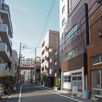 台東区台東の賃貸物件/正面のアーケードが佐竹商店街