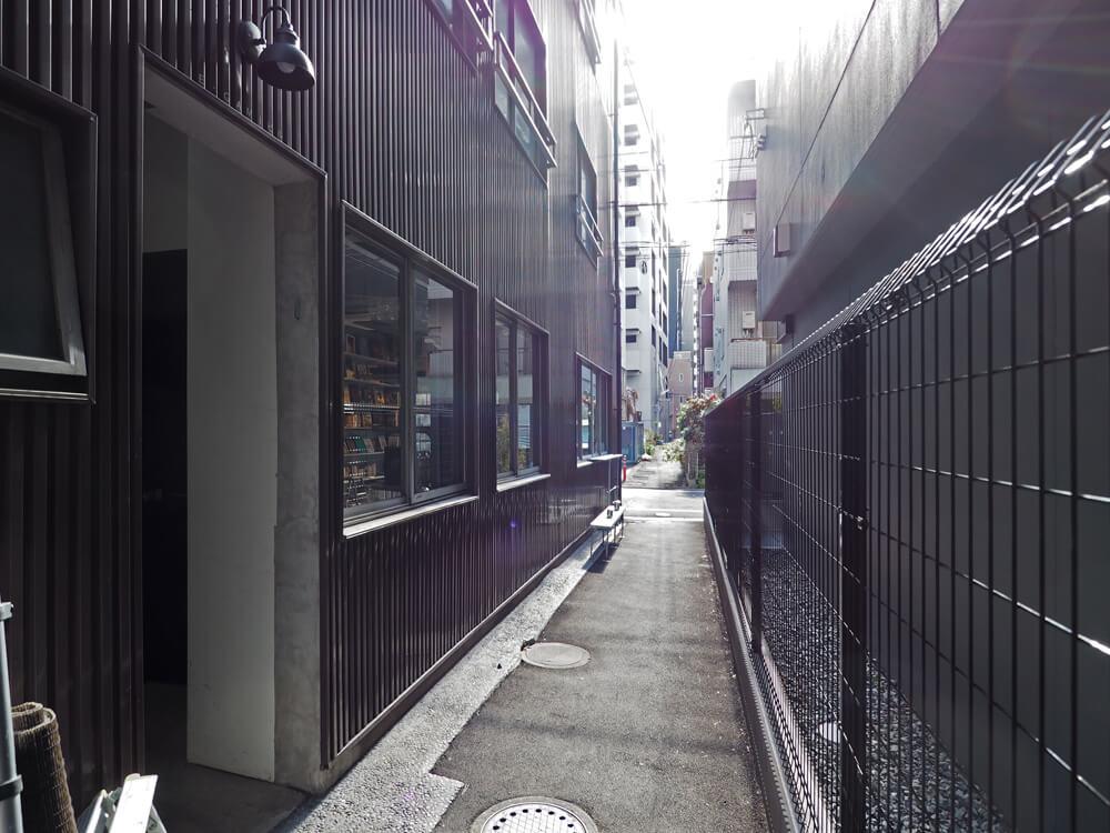 台東区台東の賃貸物件/上階への入口は建物横の通路側にあります