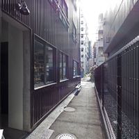 台東区台東の賃貸物件/上階への入口は建物横の通路側にあります