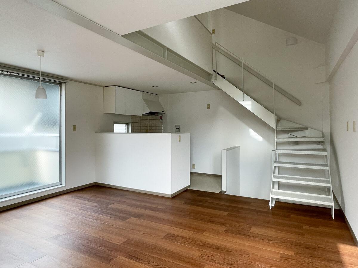 練馬区南田中の賃貸物件/2階：吹き抜けは気持ちよく、鉄骨の階段が一風変わったデザイン。