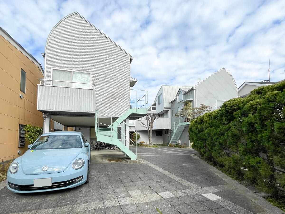 練馬区南田中の賃貸物件/特徴的な外観。ガルバリウムが斜めに張られてたり、縦に張られてたり。