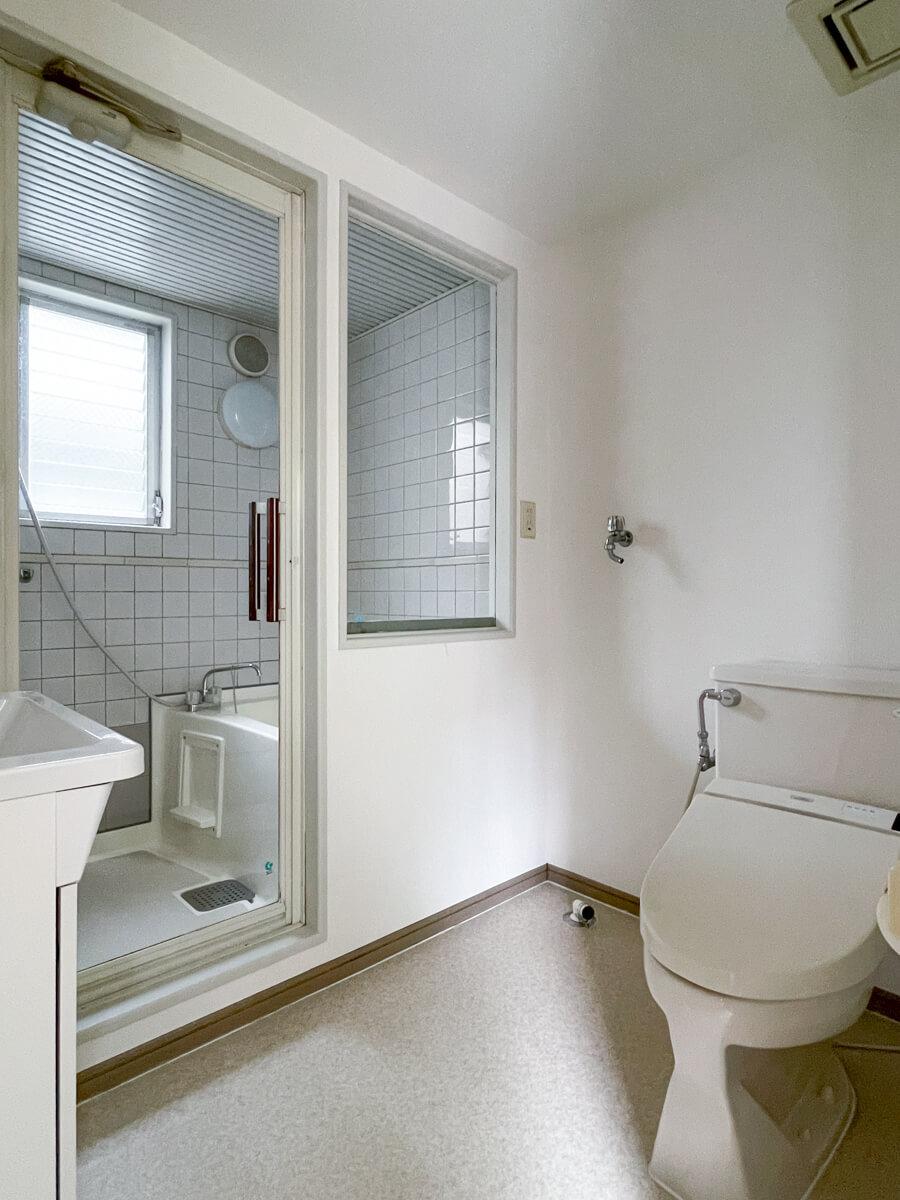 練馬区南田中の賃貸物件/1階：浴室、トイレ、洗面台、洗濯機置き場がまとまっている（トイレ横の洗濯機幅：670mm）
