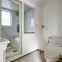 練馬区南田中の賃貸物件/1階：浴室、トイレ、洗面台、洗濯機置き場がまとまっている（トイレ横の洗濯機幅：670mm）