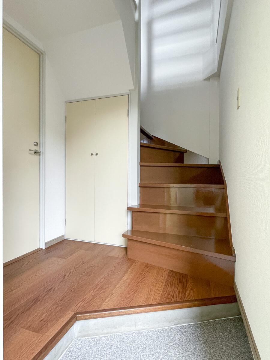 練馬区南田中の賃貸物件/玄関：階段横の扉は階段下収納になっている（靴棚も入っています）
