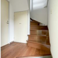 練馬区南田中の賃貸物件/玄関：階段横の扉は階段下収納になっている（靴棚も入っています）