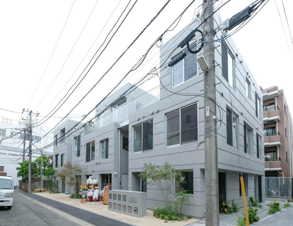 神奈川県川崎市中原区上新城の賃貸物件/A、B、C棟の3棟で構成された、ユニークな形状の新築集合住宅。右端の区画に、現在コミュニティーバーがオープンしています。