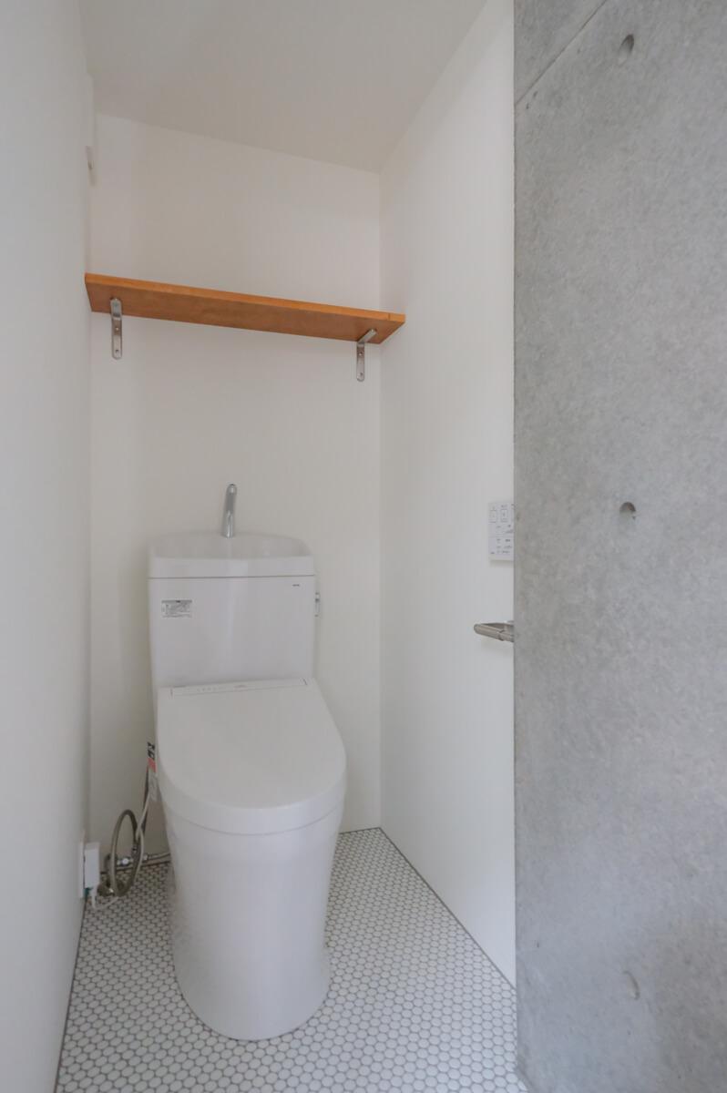 神奈川県川崎市中原区上新城の賃貸物件/トイレの床にはモザイクタイル（丸目）。写真は別区画のものですが、今回の区画も近い仕様です。