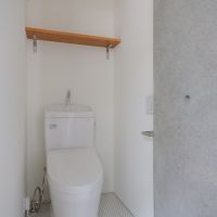 神奈川県川崎市中原区上新城の賃貸物件/トイレの床にはモザイクタイル（丸目）。写真は別区画のものですが、今回の区画も近い仕様です。