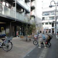 神奈川県川崎市中原区上新城の賃貸物件/今回の物件の前面道路と同じ通り沿いにある、提携するカフェ。その奥に特典となっているコワーキングスペースが見えています
