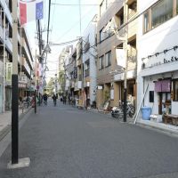神奈川県川崎市中原区上新城の賃貸物件/コワーキングスペースの前は活気ある商店街に