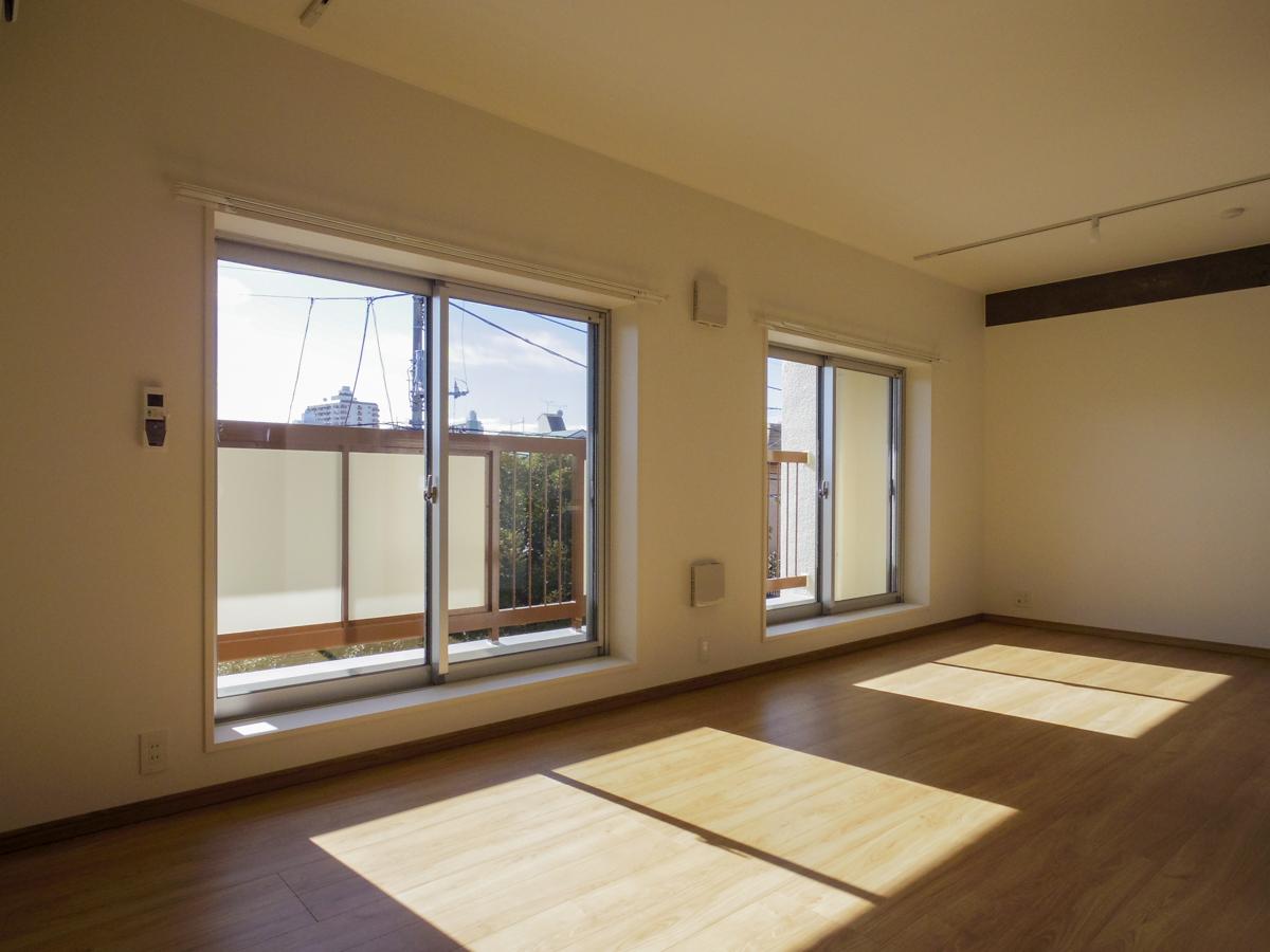 杉並区高円寺南の賃貸物件/南向きの窓の先は開けているため日当たりもバッチリ