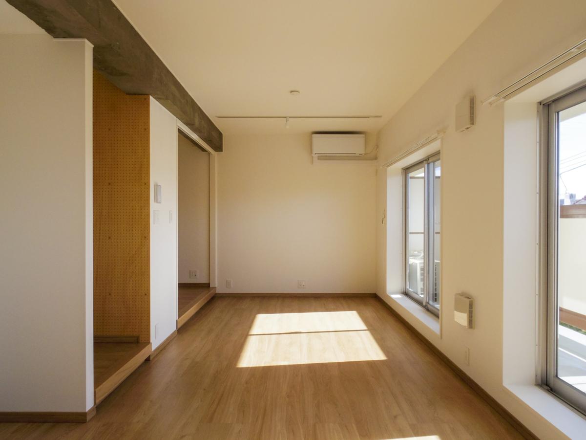 杉並区高円寺南の賃貸物件/細長いかたちのLDKは約12畳。寝室と廊下の床はすこし上がっている