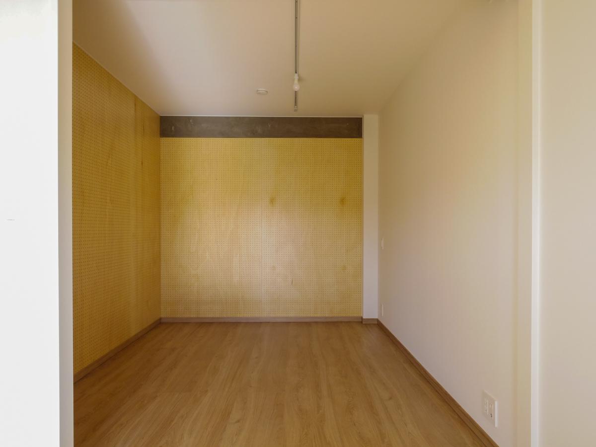 杉並区高円寺南の賃貸物件/寝室の壁は有効ボード。写真左手側に収納棚やラックを置く想定