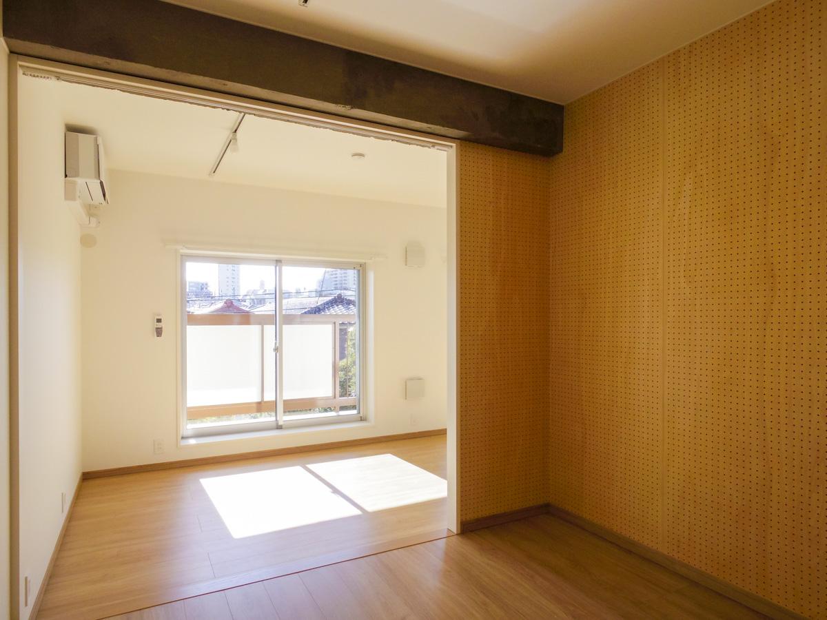 杉並区高円寺南の賃貸物件/寝室からリビングを見て。梁部分にカーテンレールが設置済みのため区切ることも可能