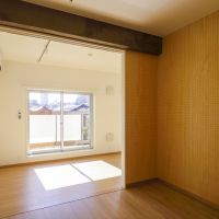 杉並区高円寺南の賃貸物件/寝室からリビングを見て。梁部分にカーテンレールが設置済みのため区切ることも可能